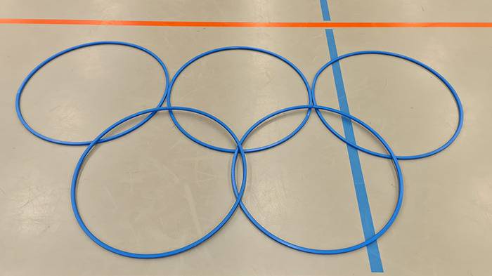 Winterolympiade Ringe auf dem Boden