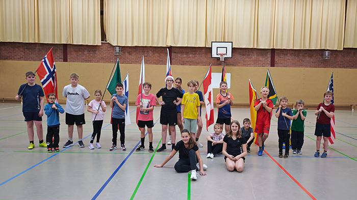 Teilnehmer:innen mit verschiedene Fahnen