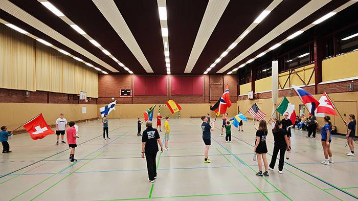 Personen mit Fahnen schwenkend