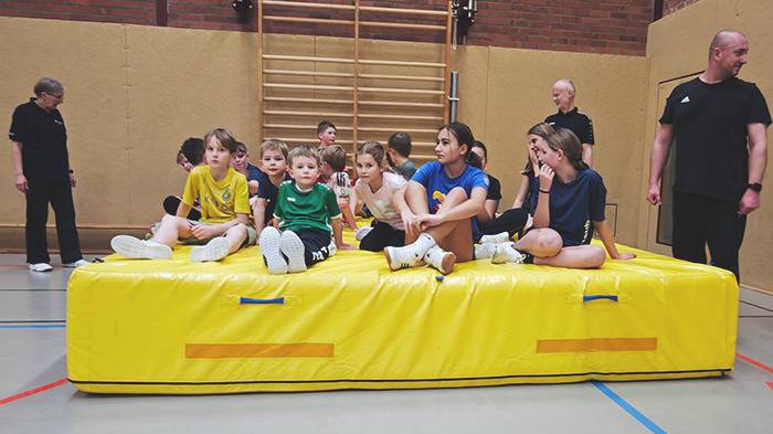 Jugendliche auf großer Matte