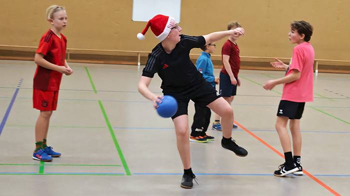 Person bei werfen des Balls