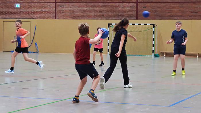 Jugendliche beim Spielen von Zombieball