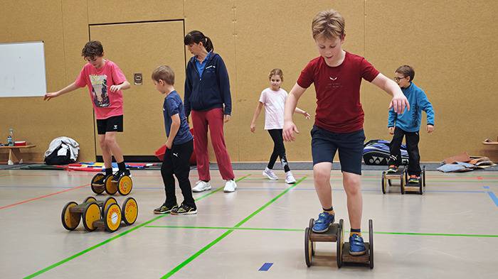 Jugendliche auf Tretroller