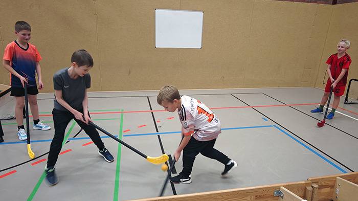 4 Personen beim Hockey spielen
