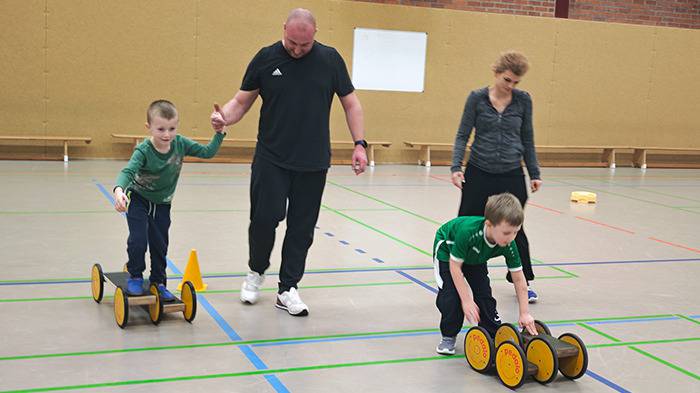 2 Jugendliche auf Tretroller