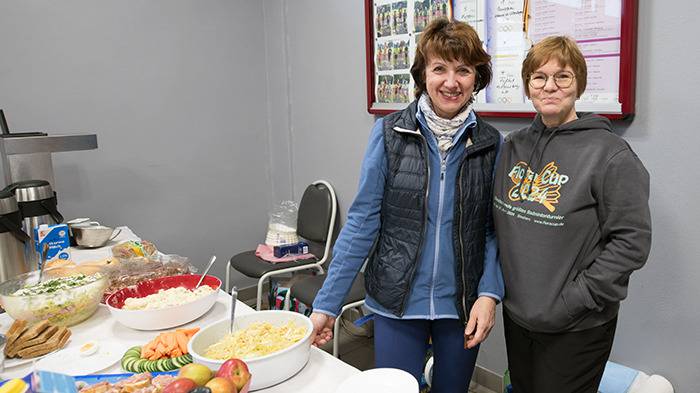 zwei Frauen am Verpflegungstisch