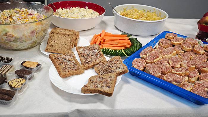 Essensschüsseln mit Salate auf dem Tisch, Brote und Gemüse