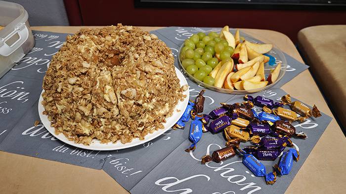Frankfurterkranz und Obst auf dem Tisch