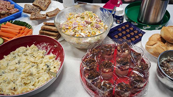 diverse Salate, Nachtisch und Schokolade