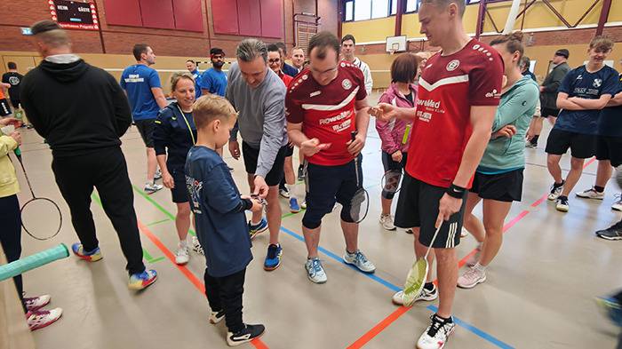 Spiler:innen ziehen Karten in der Halle