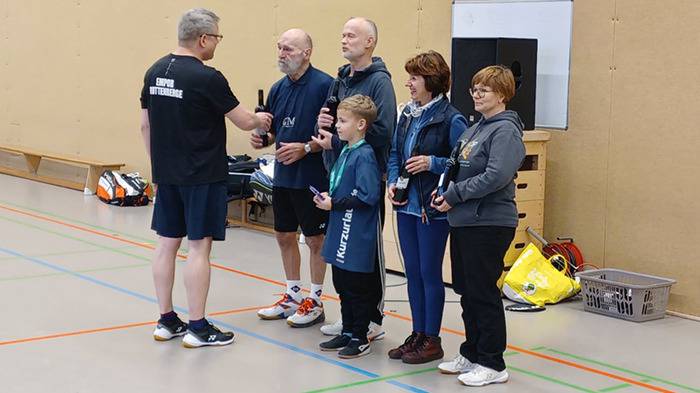 5 Helfer bekommen ein Präsent