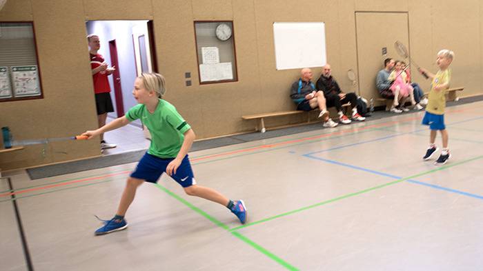 zwei Jungen auf dem Feld am spielen