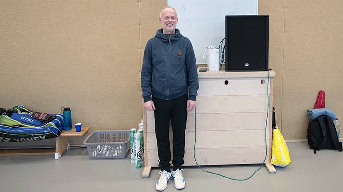 der Moderator Kristian vor der Box