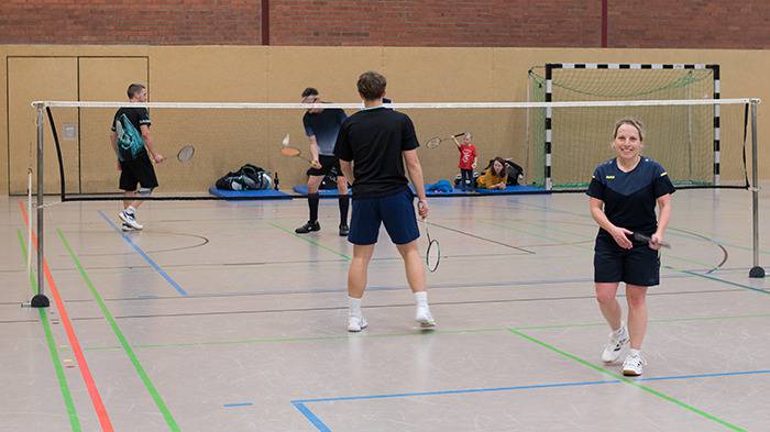 vier Spieler:in auf dem Feld nach der Veranstaltung