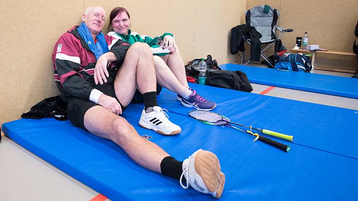 zwei Personen sitzen auf der Matte