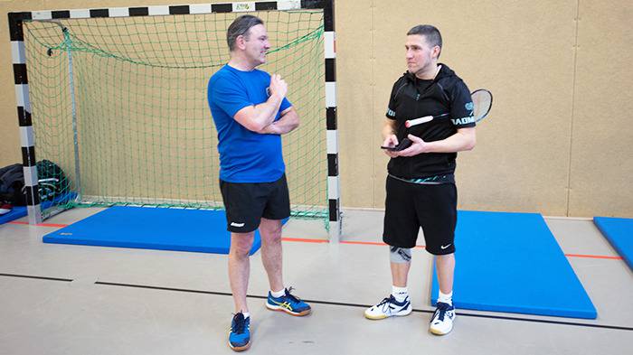 2 Herren in der Pause unterhalten sich