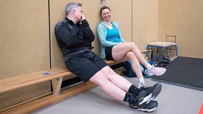 2 Personen sitzen auf der Bank und unterhalten sich