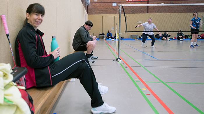 eine Frau und ein Mann auf der Bank