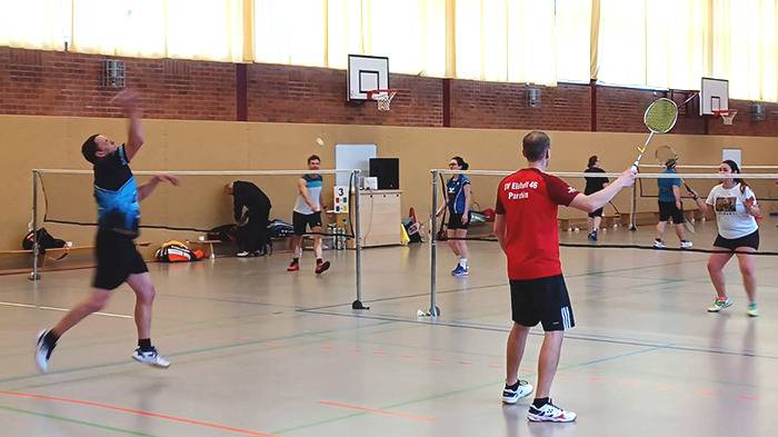 auf dem Feld in Aktion drei Personen