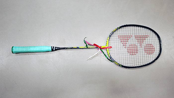 Badmintonschläger auf dem Boden mit Schleifchen