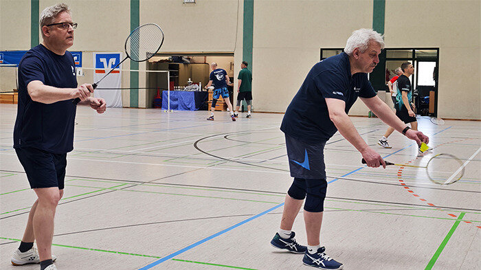 2 Männer auf dem Court im Spiel