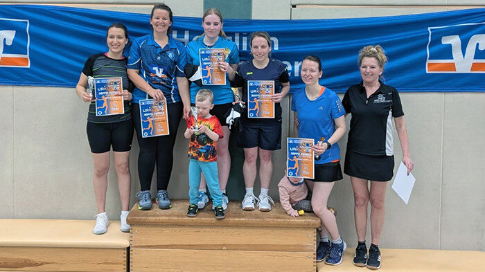 6 Damen auf Treppchen