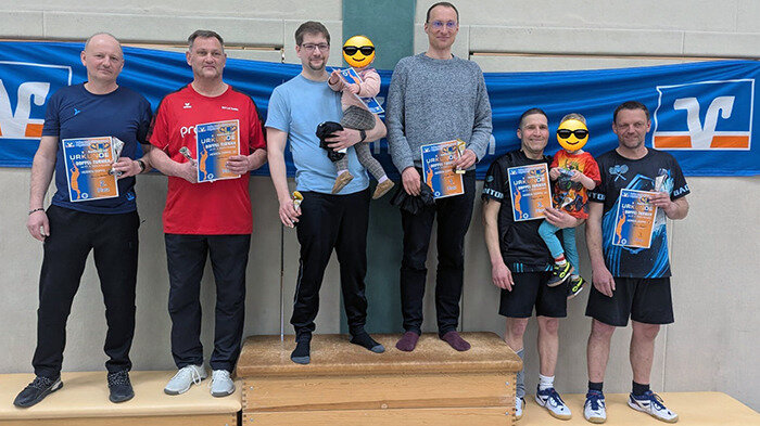 6 Männer auf Treppchen