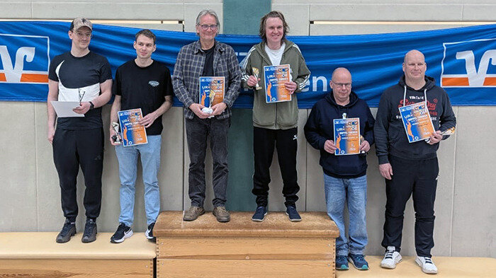 6 Herren auf dem Treppchen