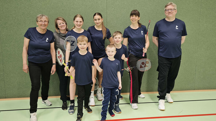Gruppenbild: 4 Erwachsene 5 Jugendliche