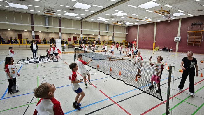 Spieler und Spielerinnen auf dem Feld