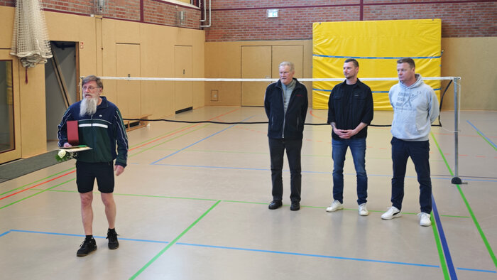 Helge bei Ansprache in der Halle
