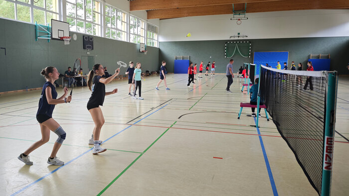 2 Spielerinnen auf dem Feld