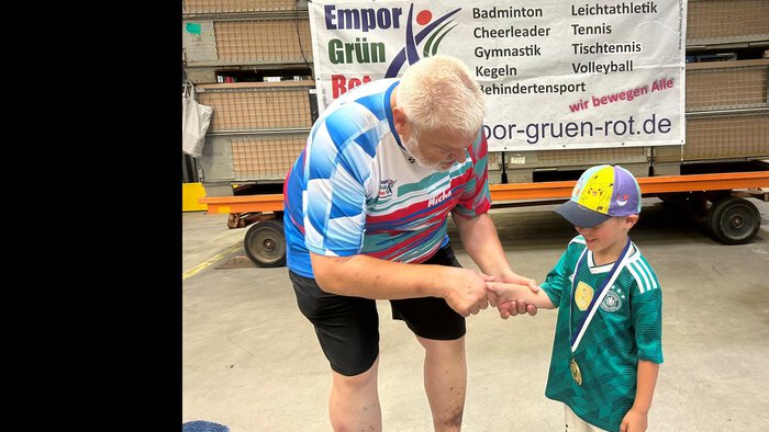 Michael Wundrack Jugendtrainer bei Übergabe der Medaille