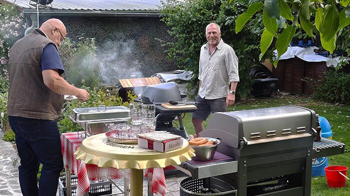 zwei Personen am Grill