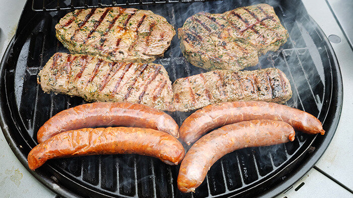 Würstchen und Steak auf dem Grill