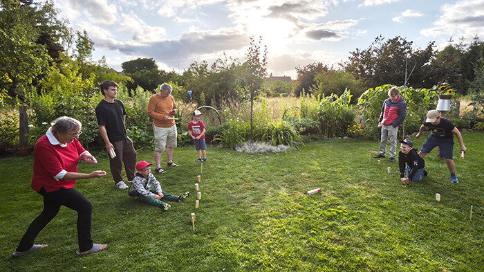 Wikingerschach mit 8 Personen im Garten