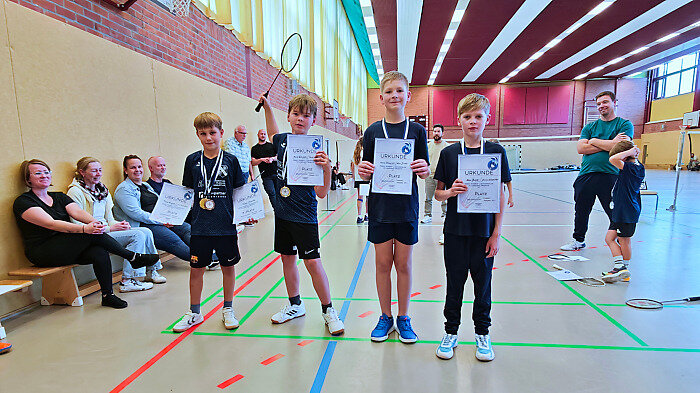 ältere Jungen bei der Siegerehrung